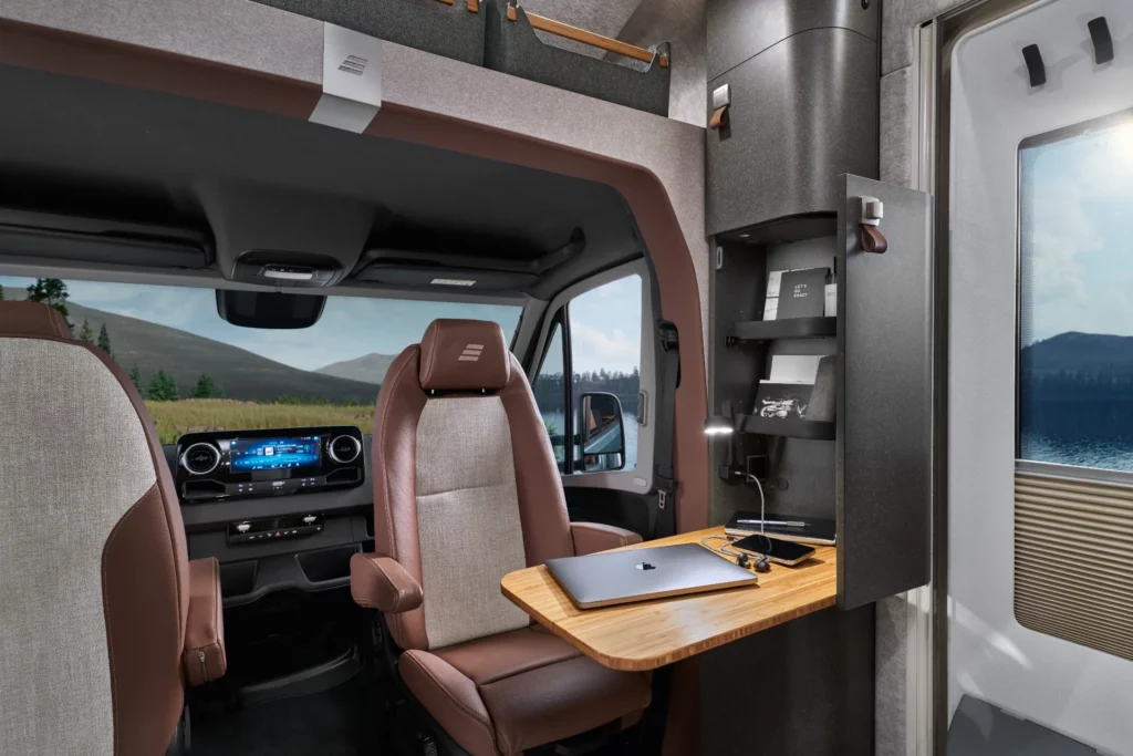 Espacio de trabajo del interior de la autocaravana